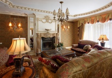 Фото интерьера каминной загородного дома в классическом стиле