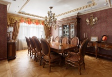 Фото интерьера столовой загородного дома в классическом стиле
