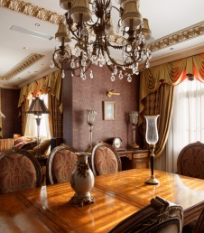 Фото интерьера столовой загородного дома в классическом стиле