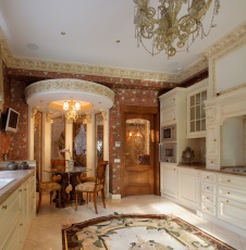 Фото интерьера кухни загородного дома в классическом стиле