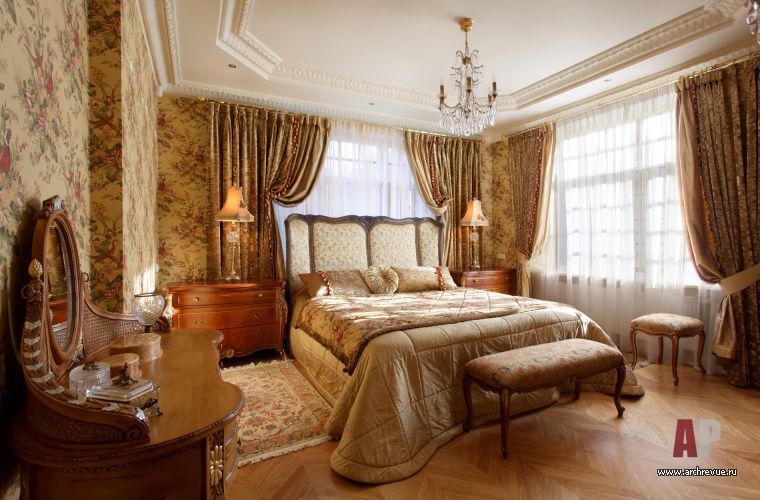 Фото интерьера спальни загородного дома в классическом стиле
