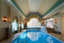Фото интерьера бассейна загородного дома в классическом стиле