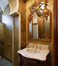 Фото интерьера санузла загородного дома в классическом стиле