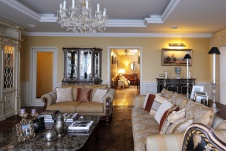 Фото интерьера гостиной квартиры в стиле неоклассика