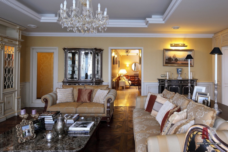 Фото интерьера гостиной квартиры в стиле неоклассика