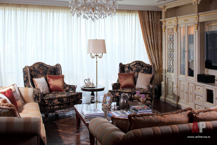 Фото интерьера зоны отдыха квартиры в стиле неоклассика