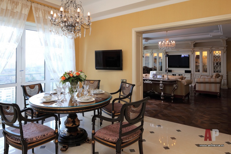Фото интерьера столовой квартиры в стиле неоклассика