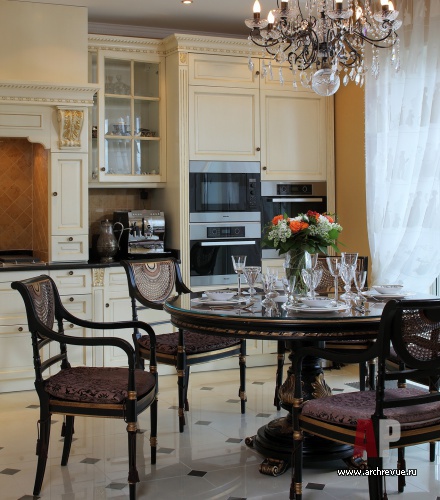 Фото интерьера кухни квартиры в стиле неоклассика