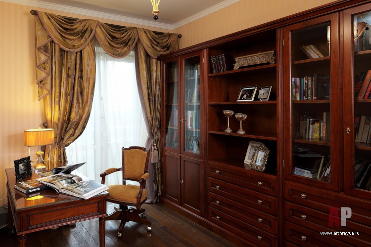 Фото интерьера кабинета квартиры в стиле неоклассика