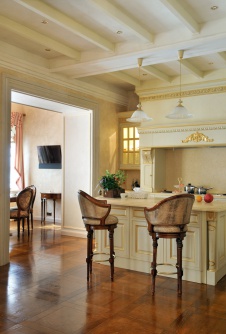 Фото интерьера кухни квартиры в классическом стиле