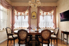 Фото интерьера столовой квартиры в классическом стиле