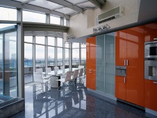 Фото интерьера кухни трехуровневого пентхауса в стиле хай-тек