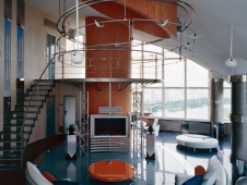 Фото интерьера лестничного холла трехуровневого пентхауса в стиле хай-тек