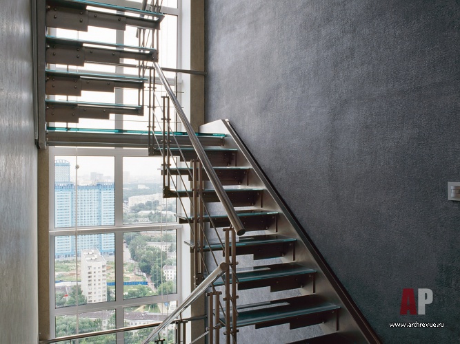 Фото лестницы трехуровневого пентхауса в стиле хай-тек