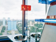 Фото интерьера санузла трехуровневого пентхауса в стиле хай-тек