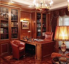 Фото интерьера кабинета квартиры в классике с застекленной верандой