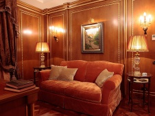 Фото интерьера кабинета квартиры в классике с застекленной верандой