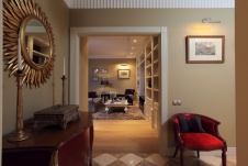 Фото интерьера входной зоны небольшой квартиры в неоклассическом стиле