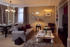 Фото интерьера гостиной небольшой квартиры в неоклассическом стиле