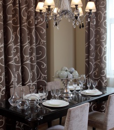 Фото интерьера столовой небольшой квартиры в неоклассическом стиле