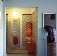 Фото интерьера входной зоны небольшой квартиры в стиле китч