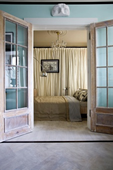 Фото интерьера спальни небольшой квартиры в стиле китч