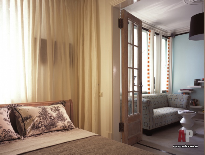 Фото интерьера спальни небольшой квартиры в стиле китч