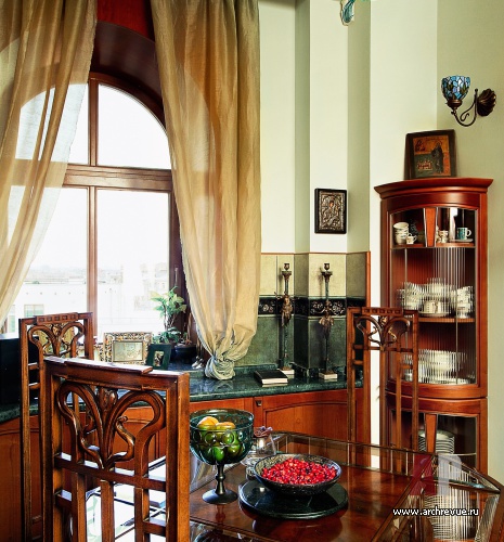 Фото интерьера столовой квартиры в стиле модерн с антиквариатом