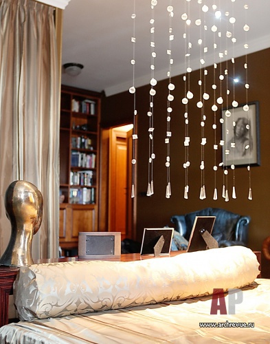 Фото интерьера спальни квартиры в стиле модерн с антиквариатом