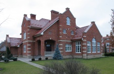 Фото фасада загородного дома в классическом стиле