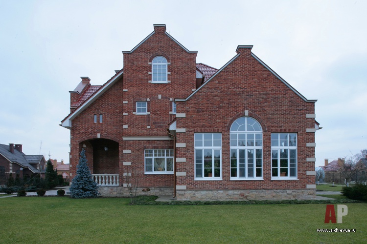 Фото фасада загородного дома в классическом стиле