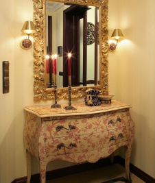 Фото фрагмента интерьера загородного дома в классическом стиле