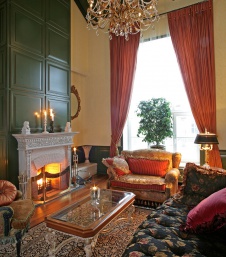 Фото интерьера каминной загородного дома в классическом стиле