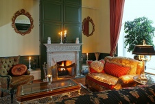 Фото интерьера каминной загородного дома в классическом стиле