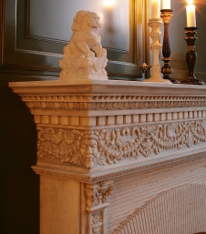 Фото интерьера каминной загородного дома в классическом стиле