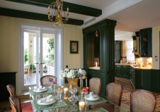 Фото интерьера столовой загородного дома в классическом стиле