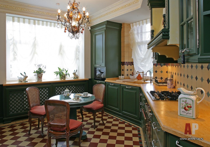 Фото интерьера кухни загородного дома в классическом стиле