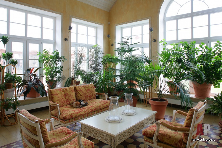Фото интерьера зимнего сада загородного дома в классическом стиле