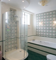 Фото интерьера санузла загородного дома в классическом стиле