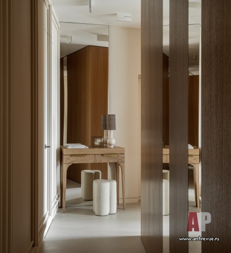 Фото интерьера входной группы квартиры в современном стиле