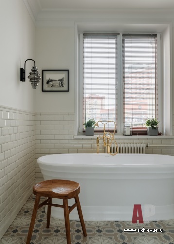 Фото интерьера ванной квартиры в стиле неоклассика