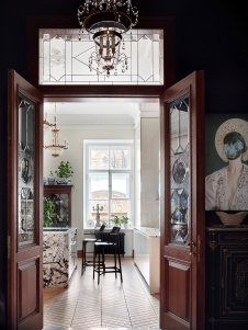 Фото интерьера кухни квартиры в классическом стиле 