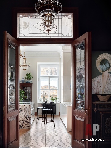 Фото интерьера кухни квартиры в классическом стиле 