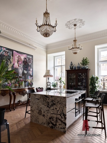 Фото интерьера кухни квартиры в классическом стиле