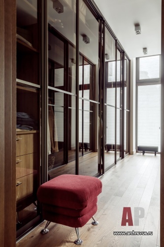 Фото интерьера гардеробной дома в современном стиле