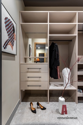 Фото интерьера гардеробной дома в стиле фьюжн