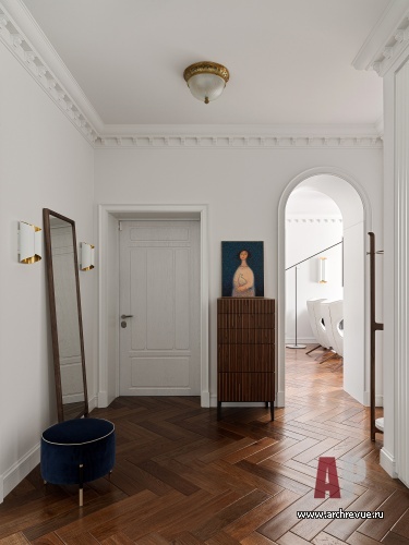 Фото интерьера входной зоны квартиры в стиле неоклассика