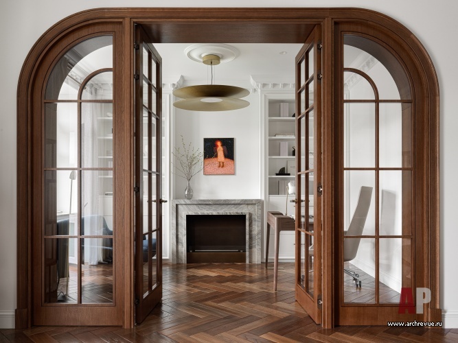 Фото интерьера каминной квартиры в стиле неоклассика