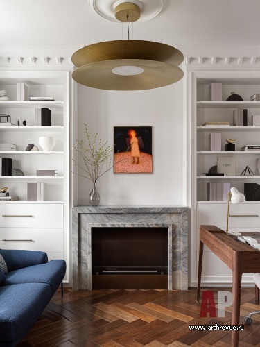 Фото интерьера каминной квартиры в стиле неоклассика