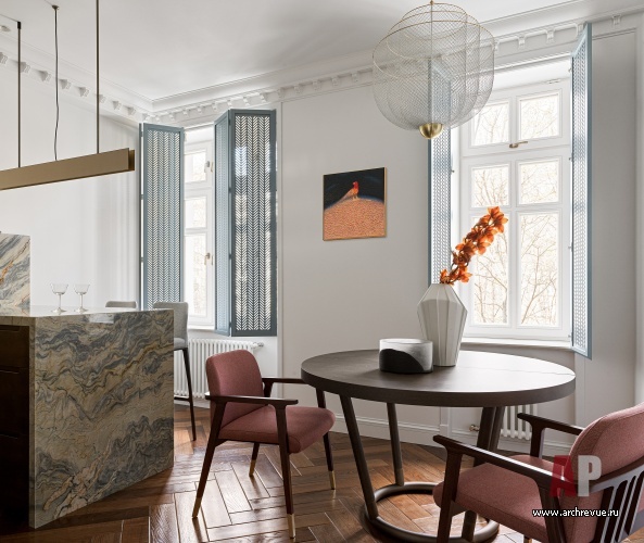 Фото интерьера столовой квартиры в стиле неоклассика